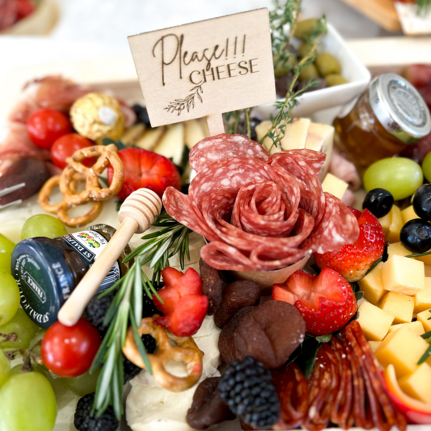 Charcuterie Board - Medium/ 10-12 pp